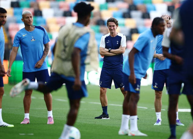 <p>Tottenham Hotspur manager Thomas Frank oversees training</p>