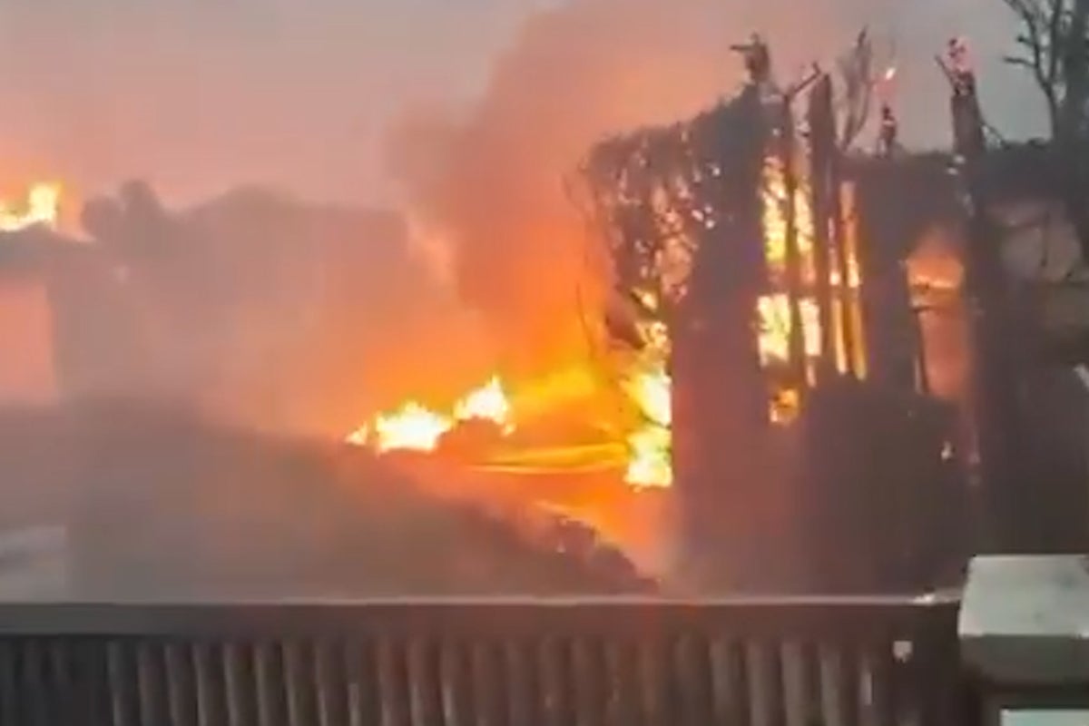 Terrifying moment Madrid homes threatened by raging wildfire