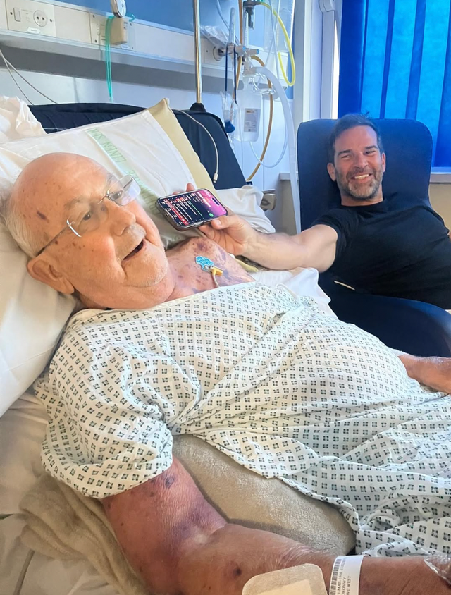 <p>Gethin Jones pictured with his late father, Goronwy</p>