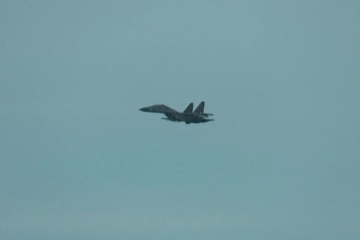 Chinese fighter jet comes within 200ft of Philippine plane in mid-air standoff