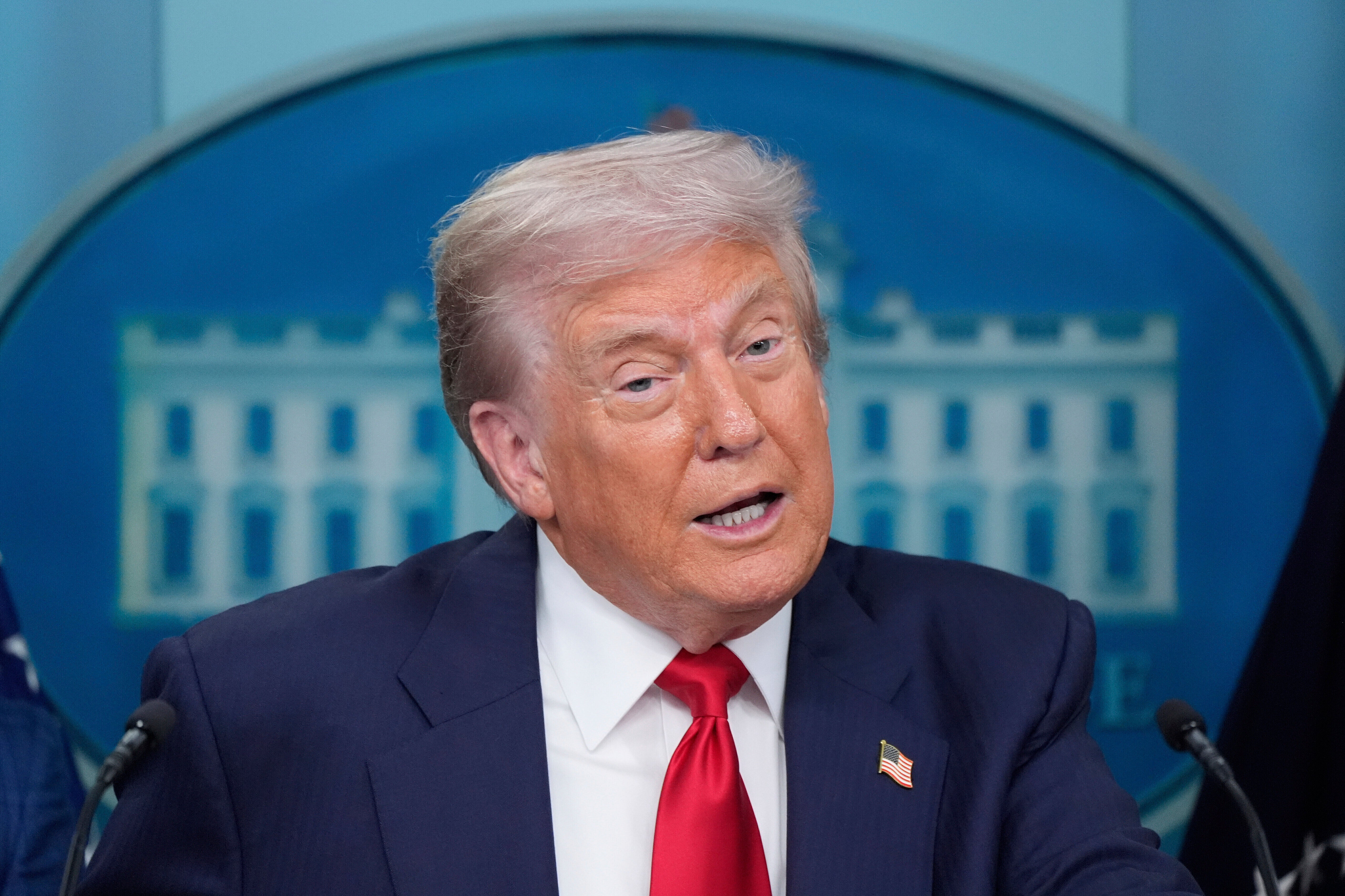 TRUMP-AYUDA EXTERIOR