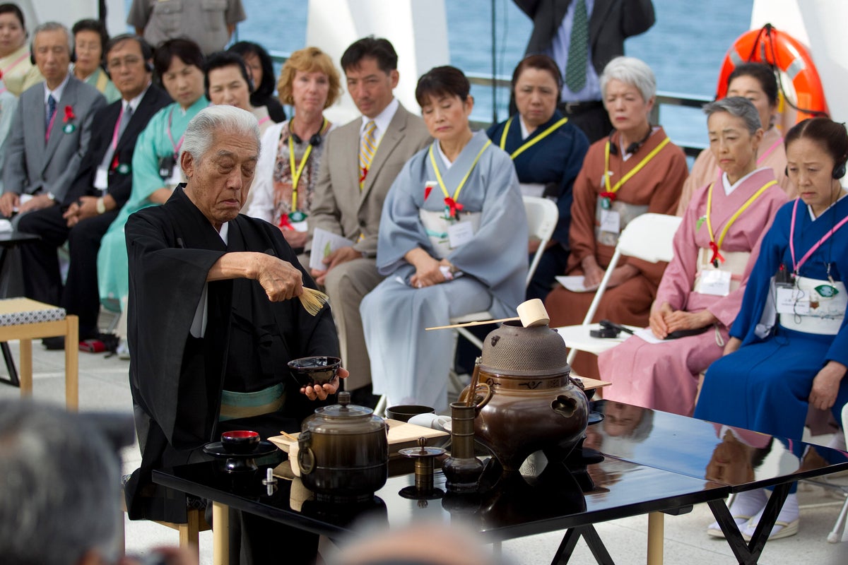 Genshitsu Sen, Japanese tea master and former Kamikaze pilot trainee, dies at 102