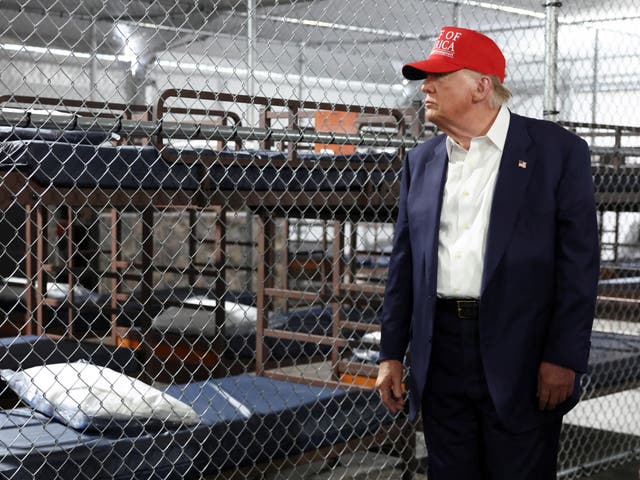 <p>El presidente Donald Trump visita un centro de detención temporal de migrantes conocido informalmente como “Alligator Alcatraz” en Ochopee, Florida, Estados Unidos, 1 de julio de 2025</p>