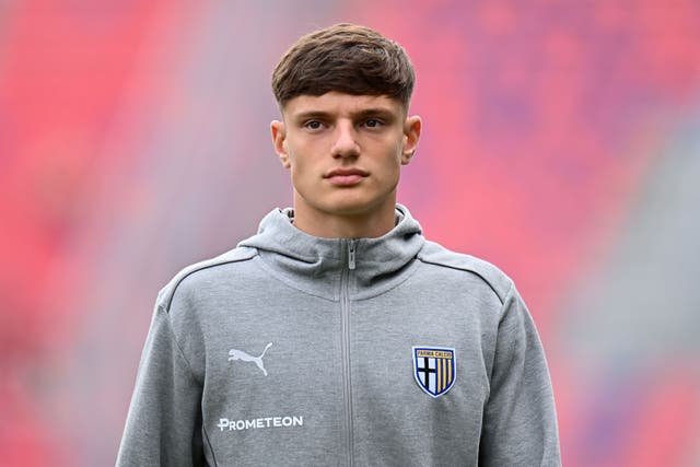 <p>Leoni, who joined Liverpool<a href="/sport/football/liverpool-giovanni-leoni-parma-transfer-news-b2808550.html" title="Liverpool sign teenage centre-back Giovanni Leoni from Parma as transfer fee confirmed"> for £26m from Parma</a> in the summer, is likely to undergo a scan as Liverpool look to discover the full extent of his knee problem.</p>