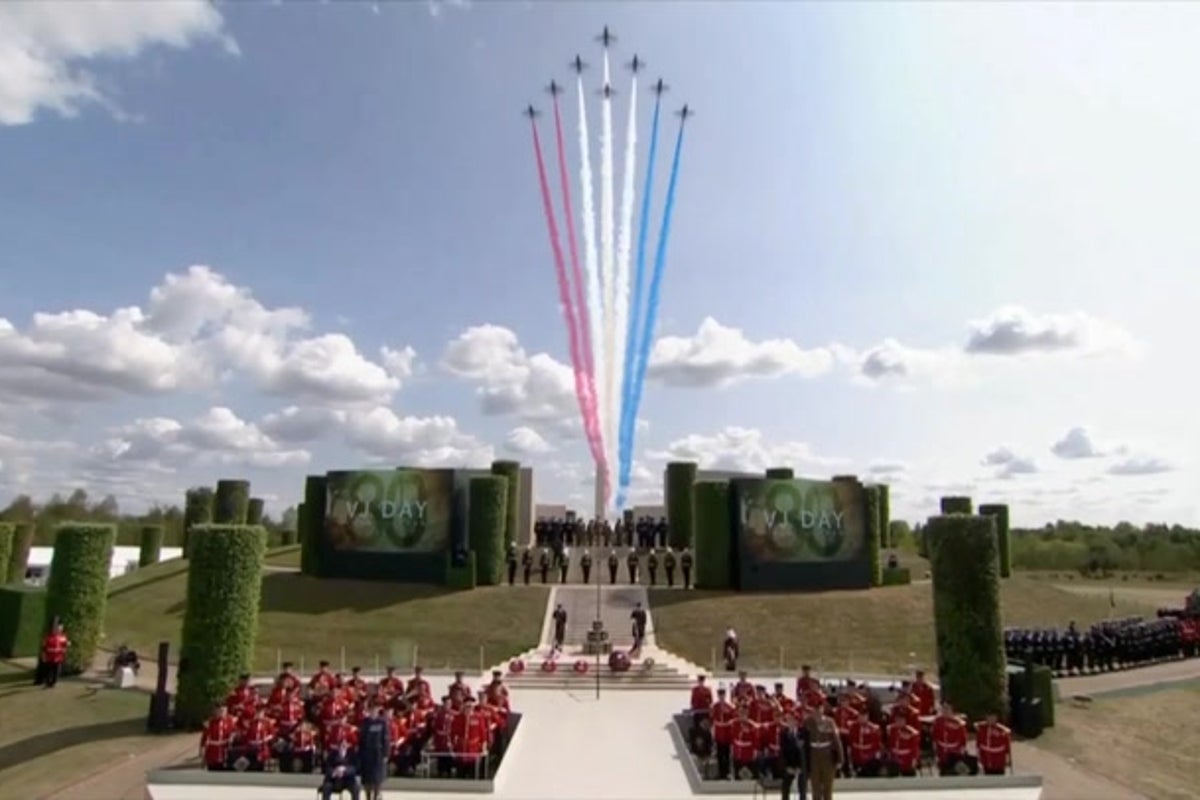 Red arrows flypast honours fallen VJ Day heroes on 80th anniversary