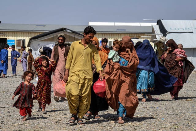 <p>Afghan refugees carrying their belongings arrive from Pakistan at a registration centre in Takhta Pul district of Kandahar province on April 13, 2025.</p>