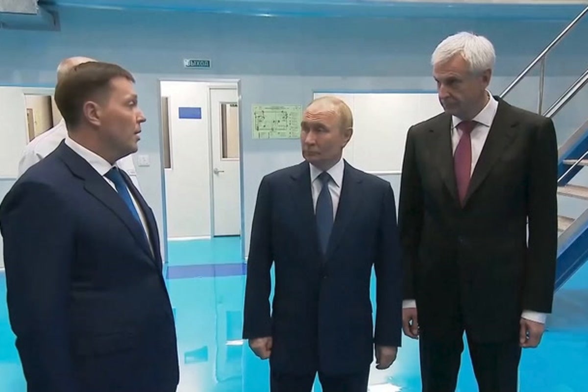 Putin stops off at fish factory on way to Alaska for crunch Trump meeting