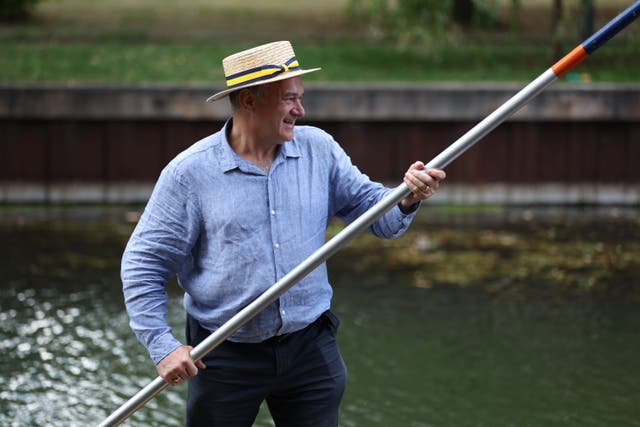 Liberal Democrat leader Sir Ed Davey punts along the river Cam during his visit to Cambridge. (Chris Radburn/ PA)