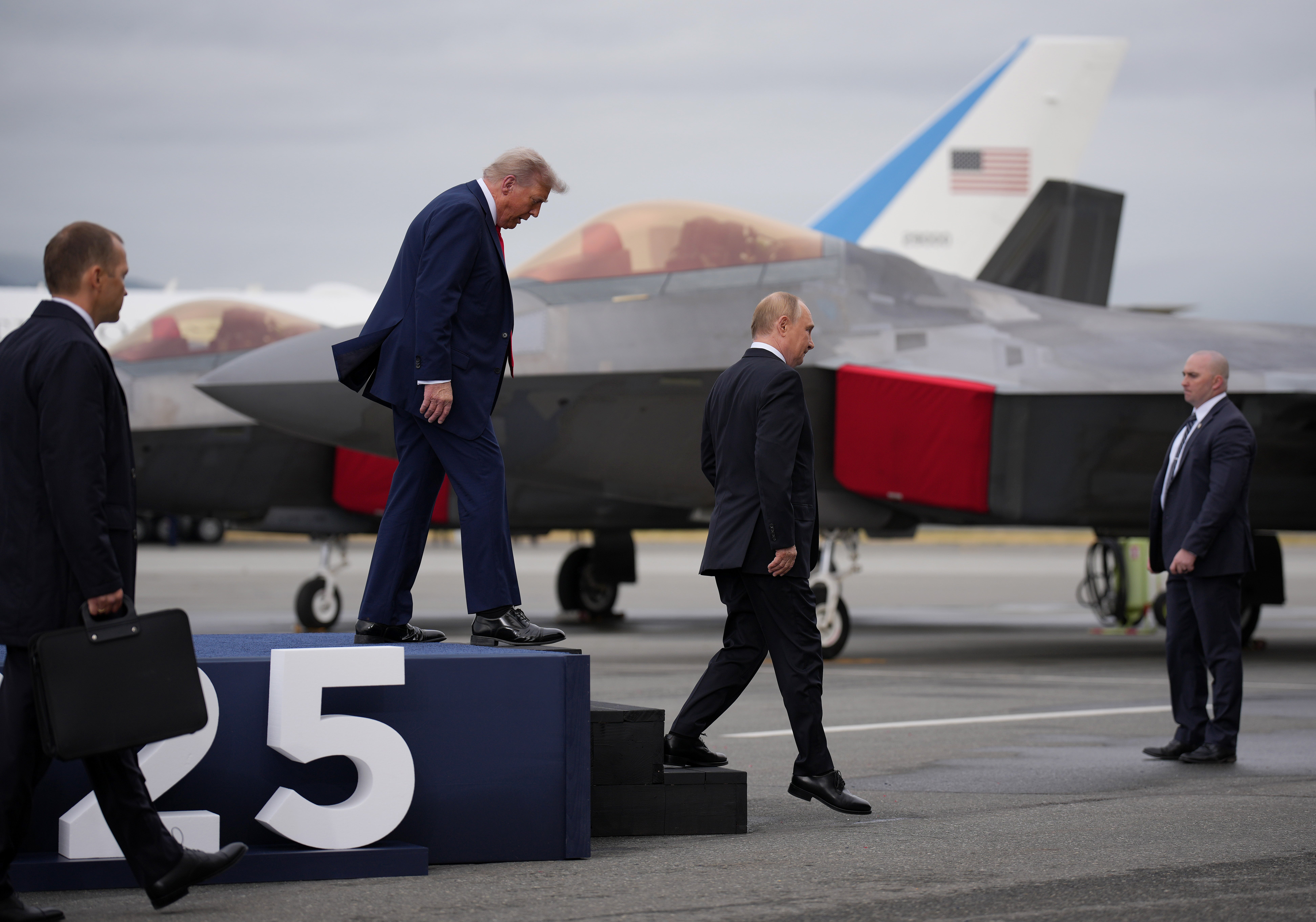 The two leaders exit the podium after the official greeting