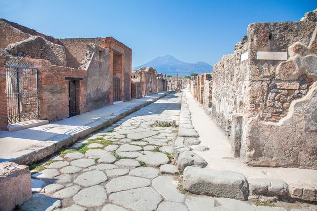 <p>Pompeya quedó destruida en el año 79 d. C. tras la erupción del Vesubio</p>