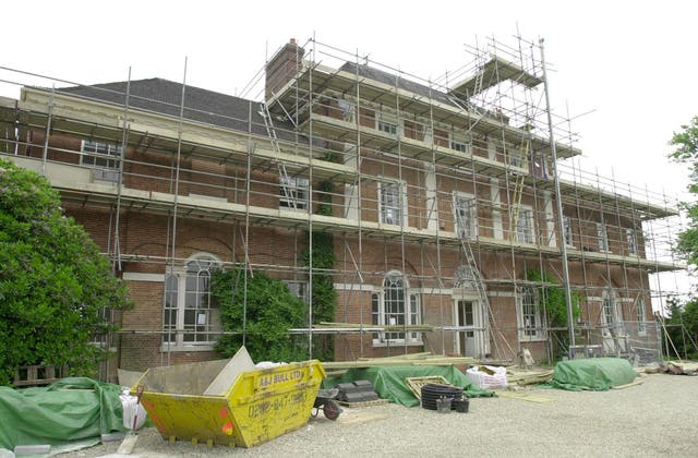 <p>Forest Lodge during previous restoration work in July 2001 </p>