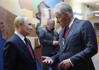 arquivo. O presidente russo, Vladimir Putin (E), conversa com o secretário de imprensa presidencial russo, Dmitry Peskov, após uma coletiva de imprensa conjunta após a cúpula EUA-Rússia sobre a Ucrânia, na Base Conjunta Elmendorf-Richardson, em Anchorage, Alasca.