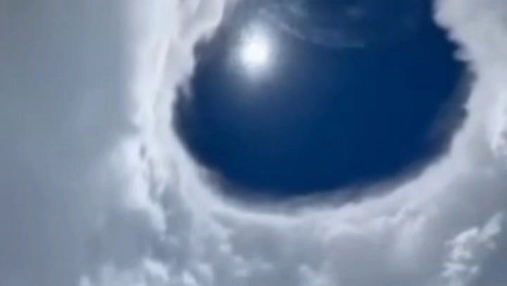 <p>Air Force plane flies into eye of Hurricane Erin capturing ‘breathtaking’ stadium effect.</p>