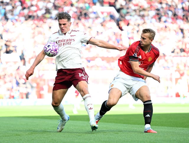 <p>Viktor Gyokeres of Arsenal is closed down by Matthijs de Ligt of Man Utd</p>