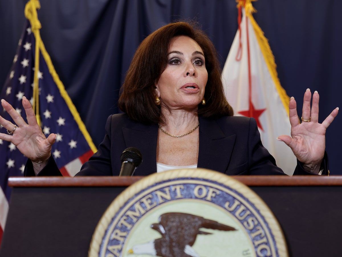 Bombshell texts reveal Jeanine Pirro was no fan of Sean Hannity | The Independent