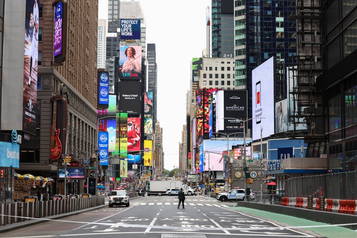 Suspicious package that shut down Times Square deemed ‘non hazardous’ after bomb squad probe Suspicious package that shut down Times Square deemed ‘non hazardous’ after bomb squad probe