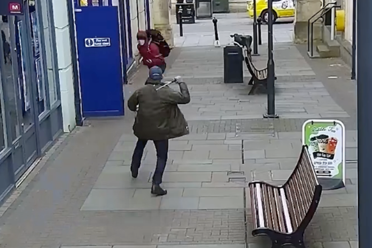 Undercover police officers tackle phone raiders with help of shop assistant