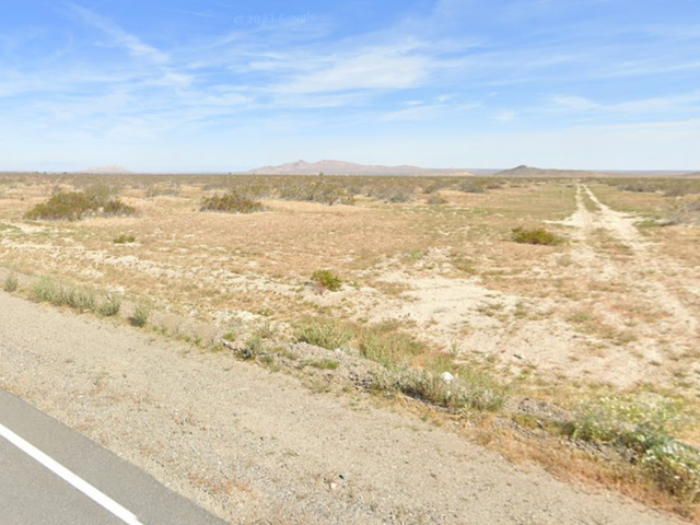 <p>Los oficiales respondieron a denuncias de disparos en una zona remota de Lake Los Angeles poco antes de las 5 p. m. el domingo</p>