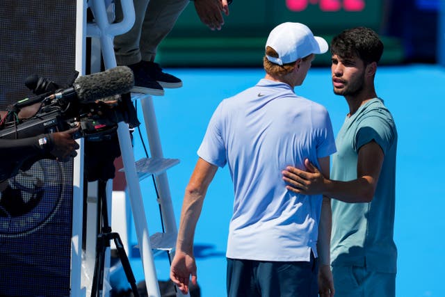 <p>Carlos Alcaraz consuela a Jannik Sinner luego de que este se retirara de la final del Abierto de Cincinnati </p>