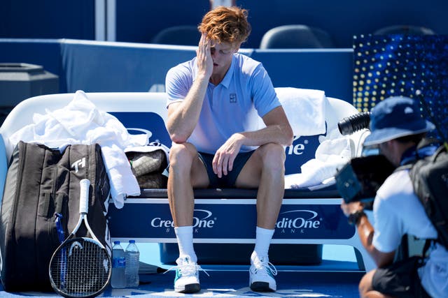 <p>Jannik Sinner tras retirarse en la final del Abierto de Cincinnati </p>