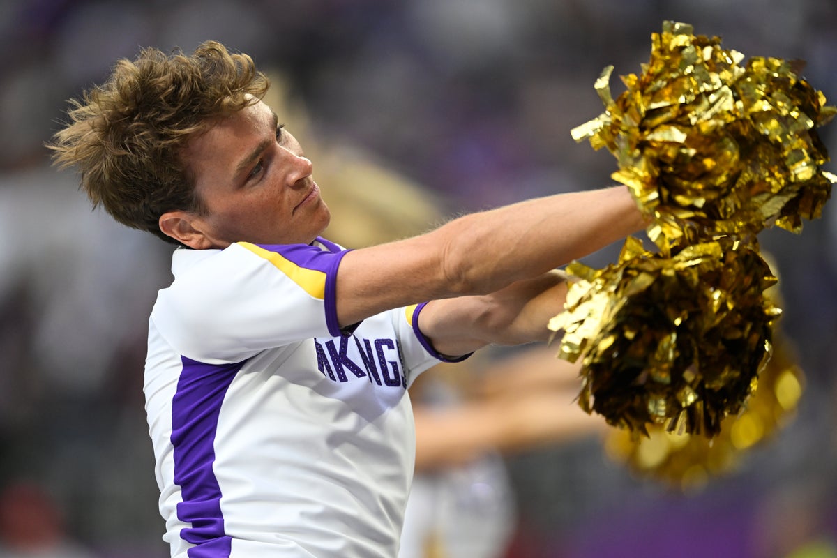 Minnesota Vikings male cheerleaders respond to critics