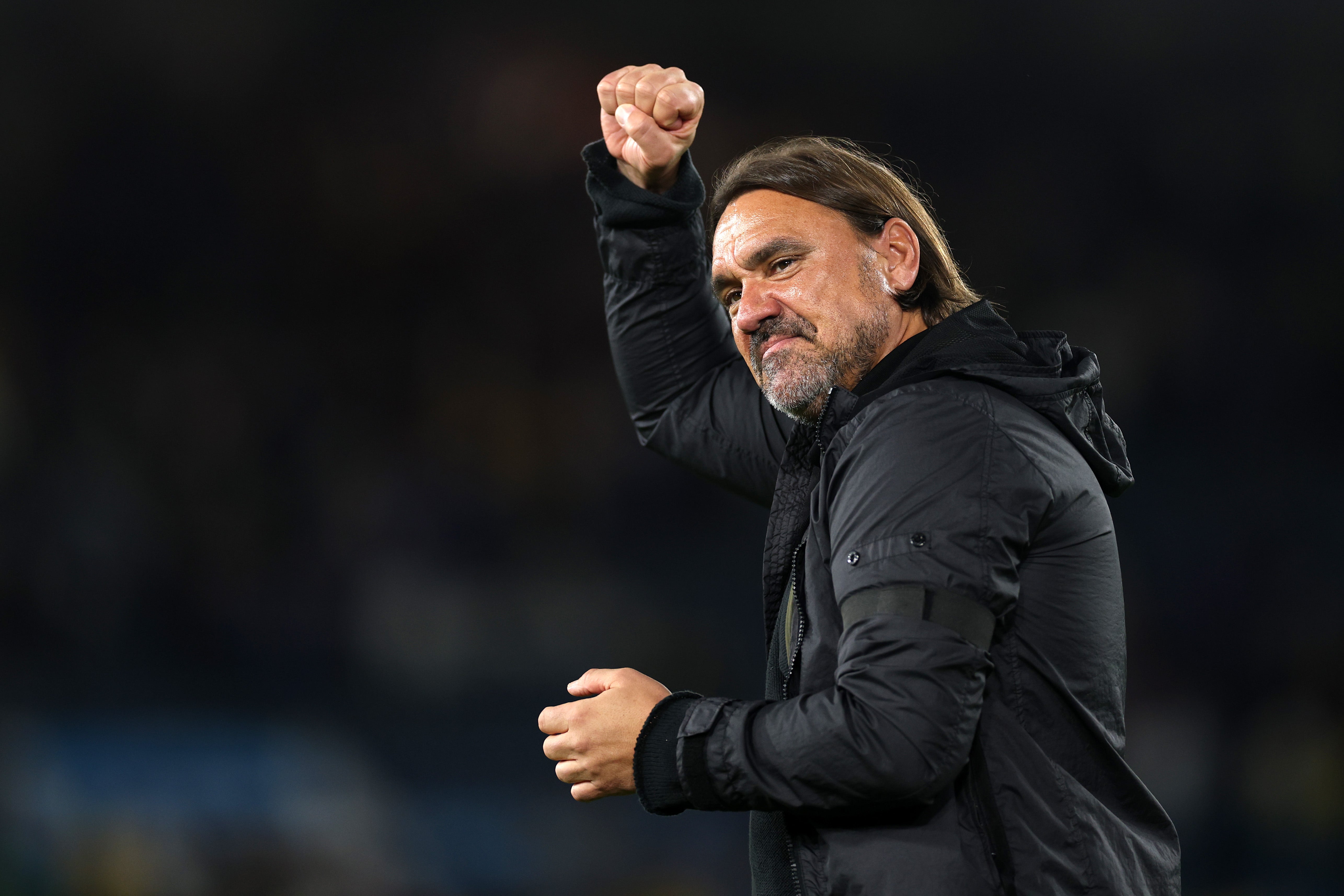 Daniel Farke comemora em uma noite estridente na Elland Road