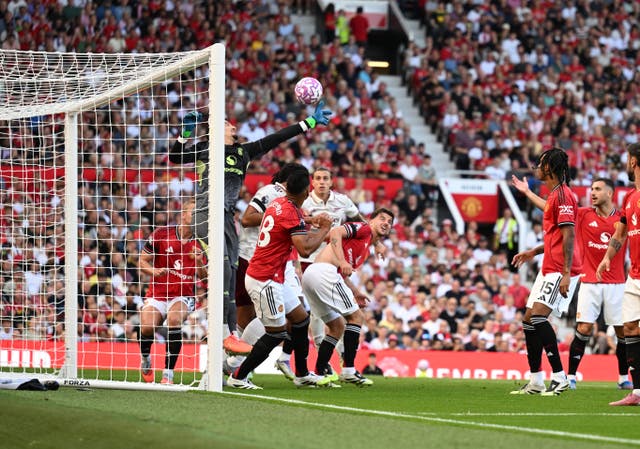 <p>Manchester United goalkeeper Altay Bayindir fails to stop Declan Rice's corner and prevent Arsenal's goal</p>