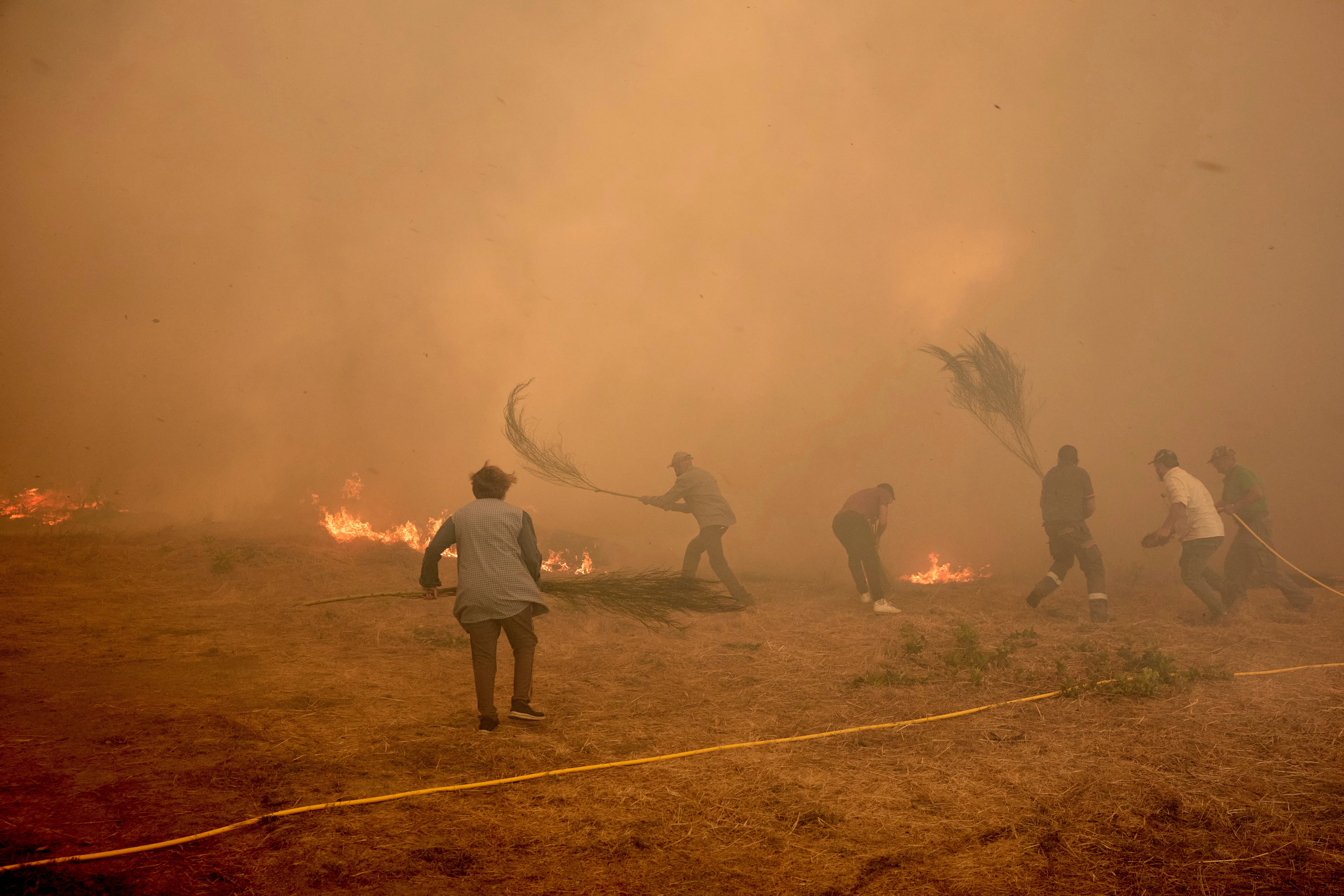 <p>Residents battle a fire advancing toward Rebordondo</p>