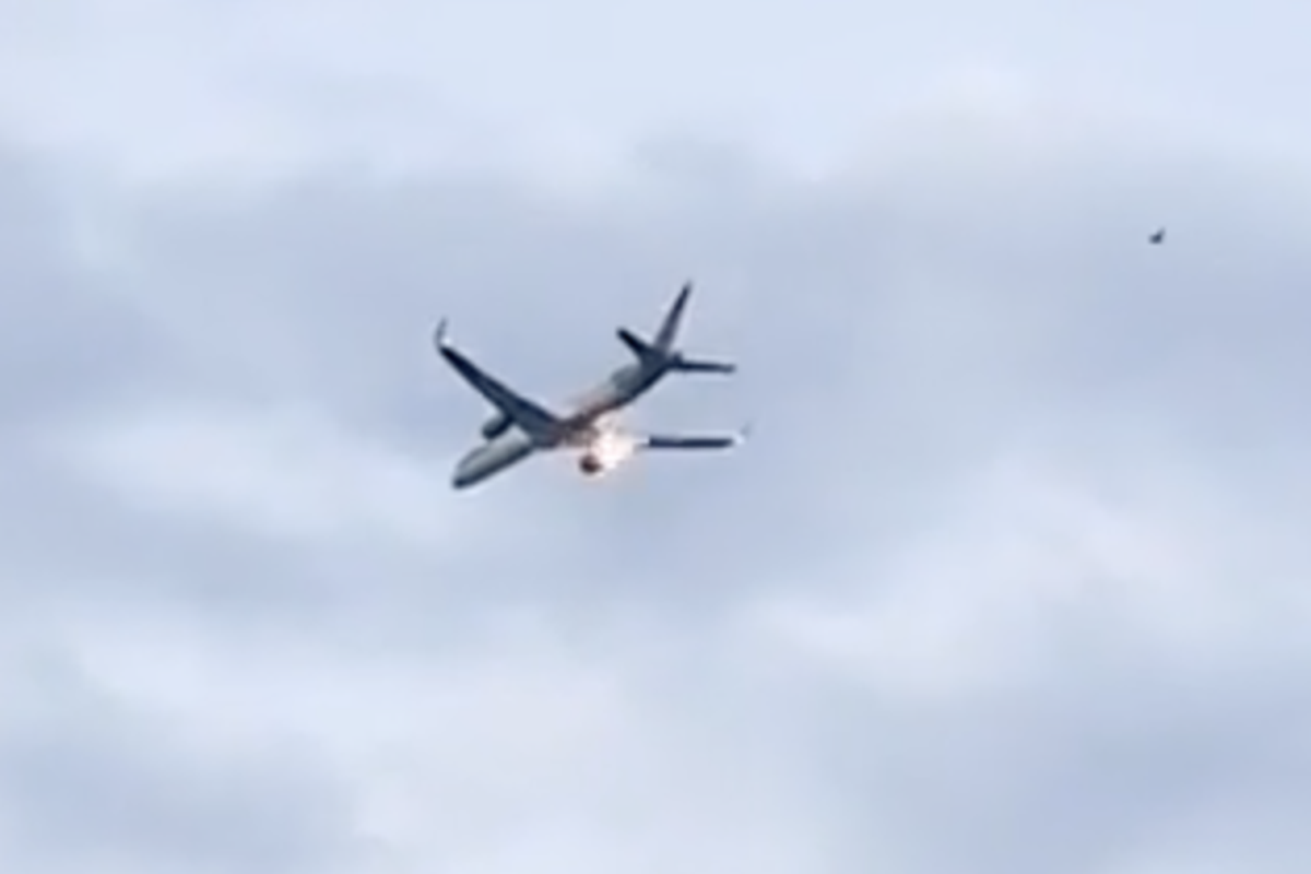 Boeing plane diverts moments after take off as bright flashes spark in sky