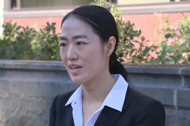 <p>Ling Long Wei, exestudiante de posgrado de la Universidad Estatal de Michigan, presentó una demanda de 100 millones de dólares contra la institución. Wei sostiene que la universidad la expuso a sustancias químicas peligrosas sin capacitación ni equipo de protección, lo que derivó en un diagnóstico de cáncer de tiroides</p>