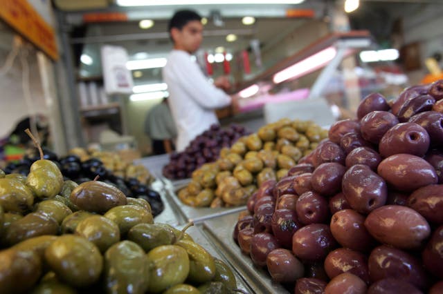 <p>Healthy fats like olive oil contain compounds that reduce inflammation</p>