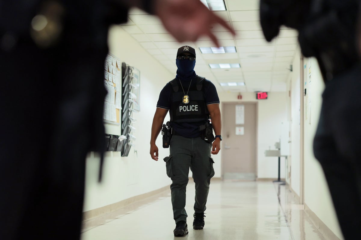 https://static.independent.co.uk/2025/08/19/21/24/ICE-Detains-Immigrants-Inside-New-York-City-Courthouses-g2brr225.jpeg?trim=0,0,0,0&width=1200&height=800&crop=1200:800