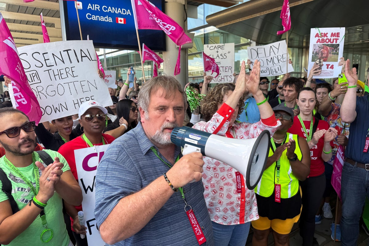 Air Canada and flight attendants’ union reach deal to end strike Air Canada and flight attendants’ union reach deal to end strike