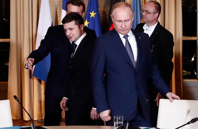 <p>Ukrainian President Volodymyr Zelensky (L) and Russian President Vladimir Putin (R) arrive to attend a meeting on Ukraine with French President and German Chancelor at the Elysee Palace.</p>