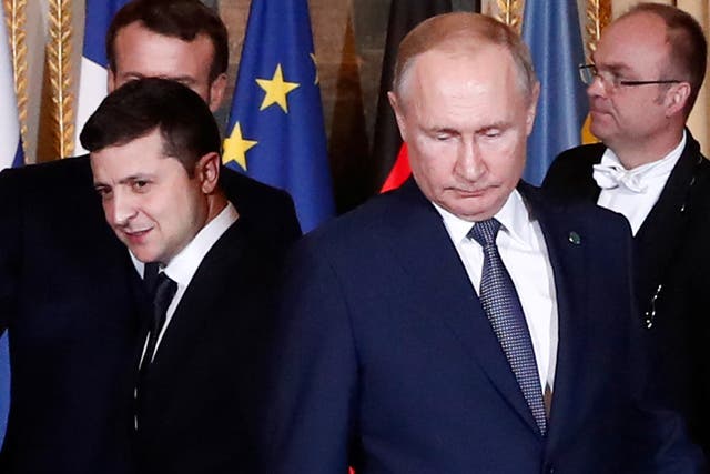 <p>El presidente ucraniano, Volodymyr Zelensky (izquierda), y el presidente ruso, Vladimir Putin (derecha), llegan al Palacio del Elíseo para participar en una cumbre sobre Ucrania junto al presidente francés y la canciller alemana</p>