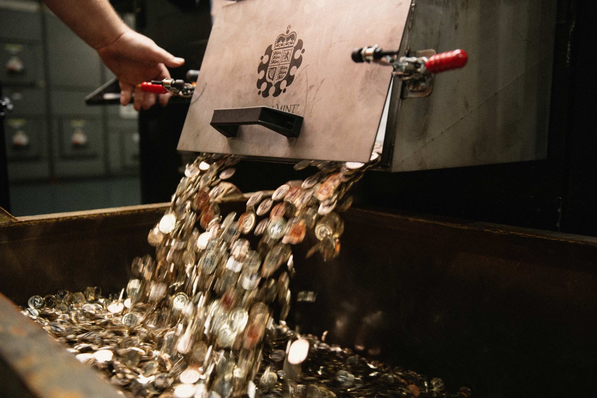 Brits urged to check their change for rare Queen Elizabeth coin