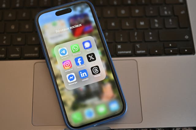 <p>Vista de un teléfono móvil con aplicaciones populares de redes sociales: Telegram, Signal, Instagram, X (antes Twitter) y LinkedIn</p>