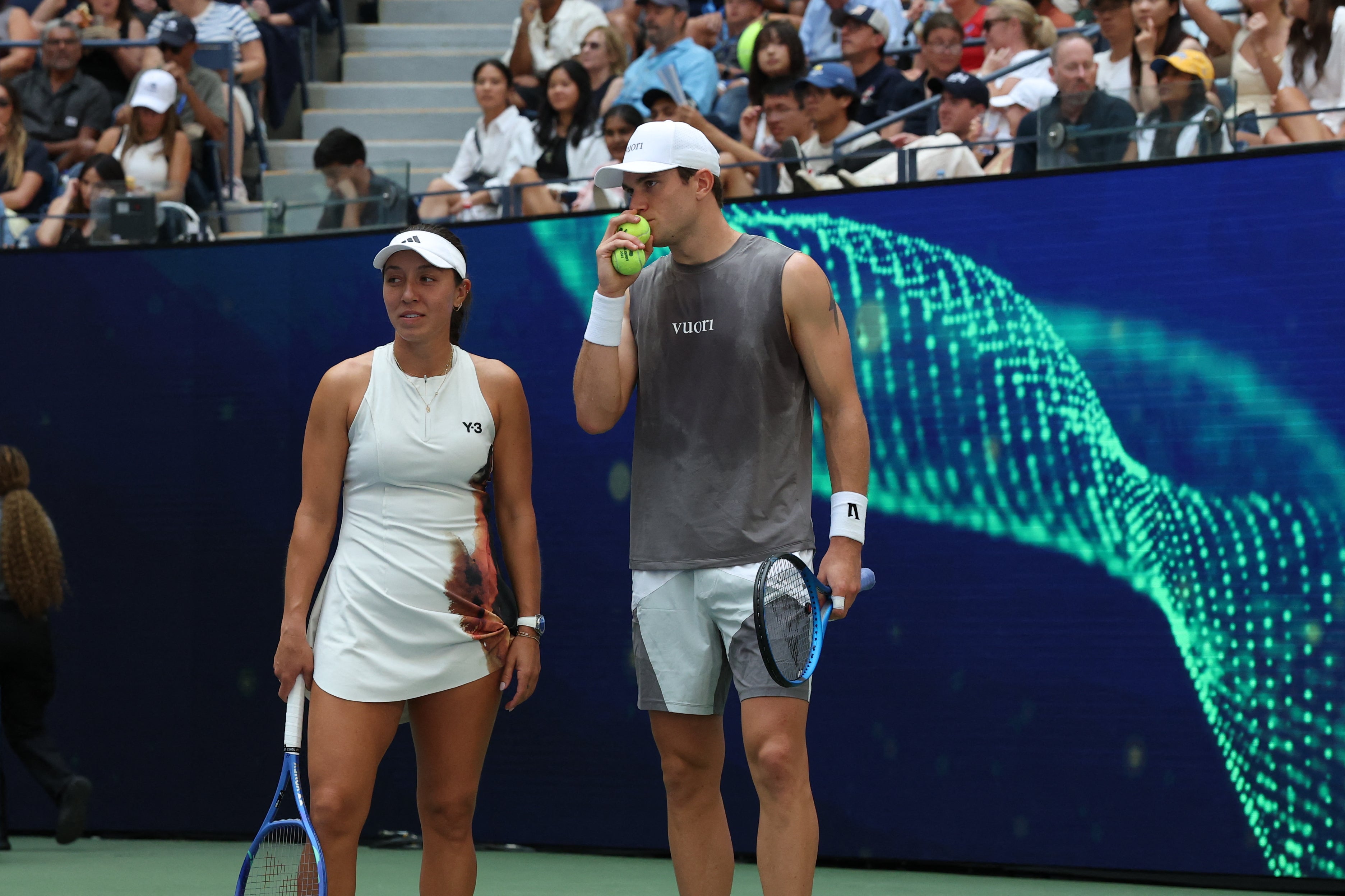 Jack Draper, ktorý športoval svoje nové odevy Vuori v US Open Mixed Double s Jessica Pegula