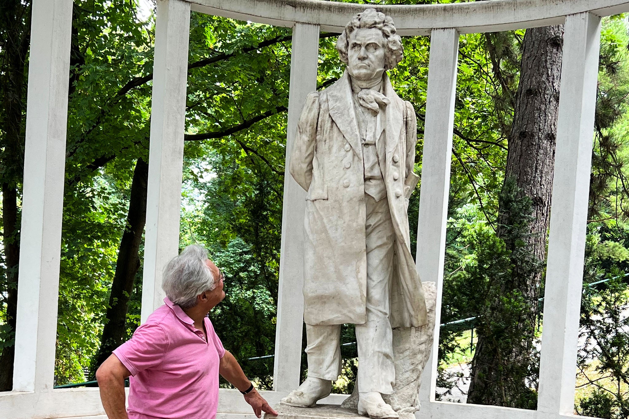 Suchet pictured with sculptor Robert Weigl’s statue of the composer