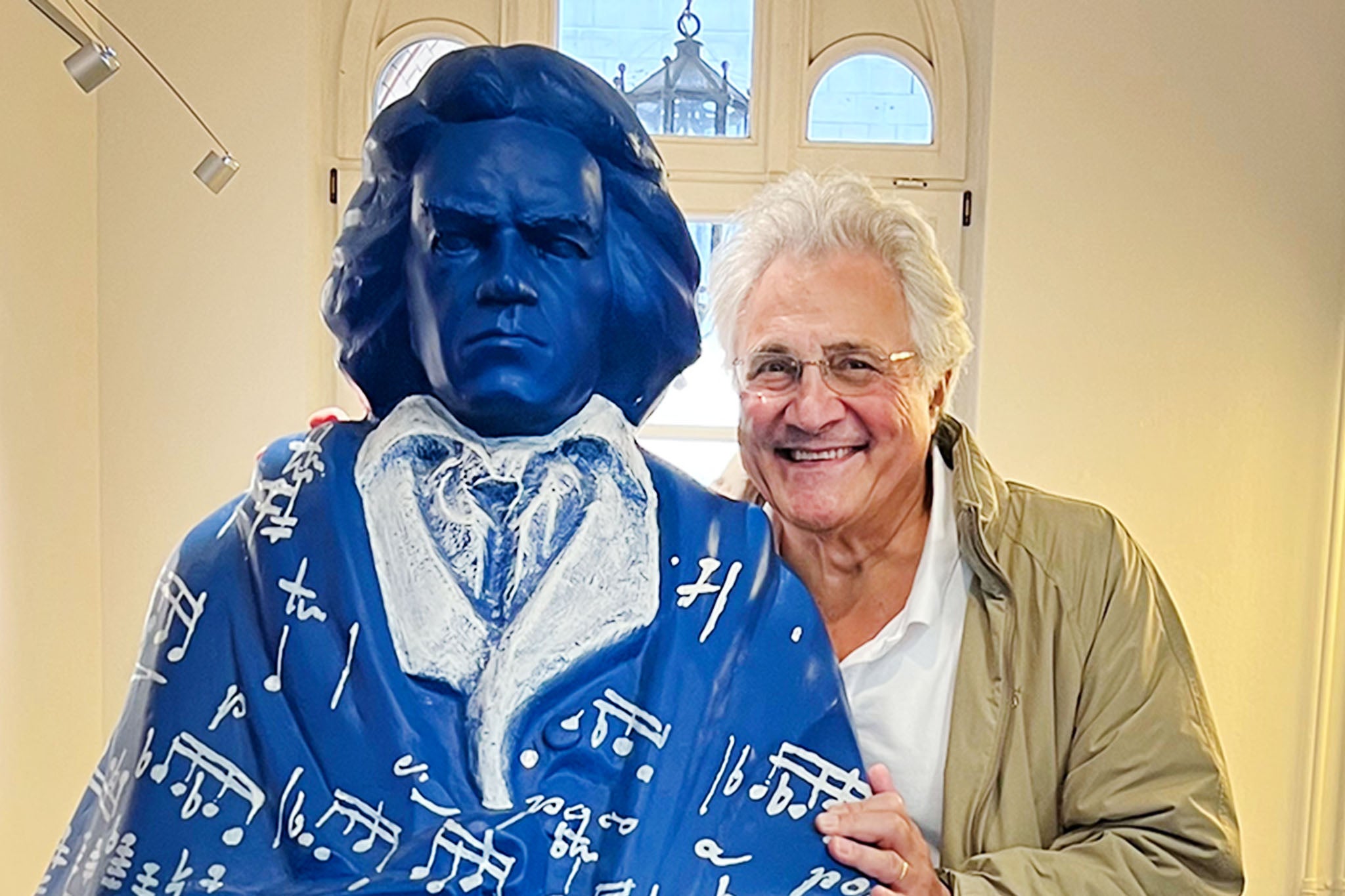 Suchet and the Beethoven statue on display at the Bonn tourism office
