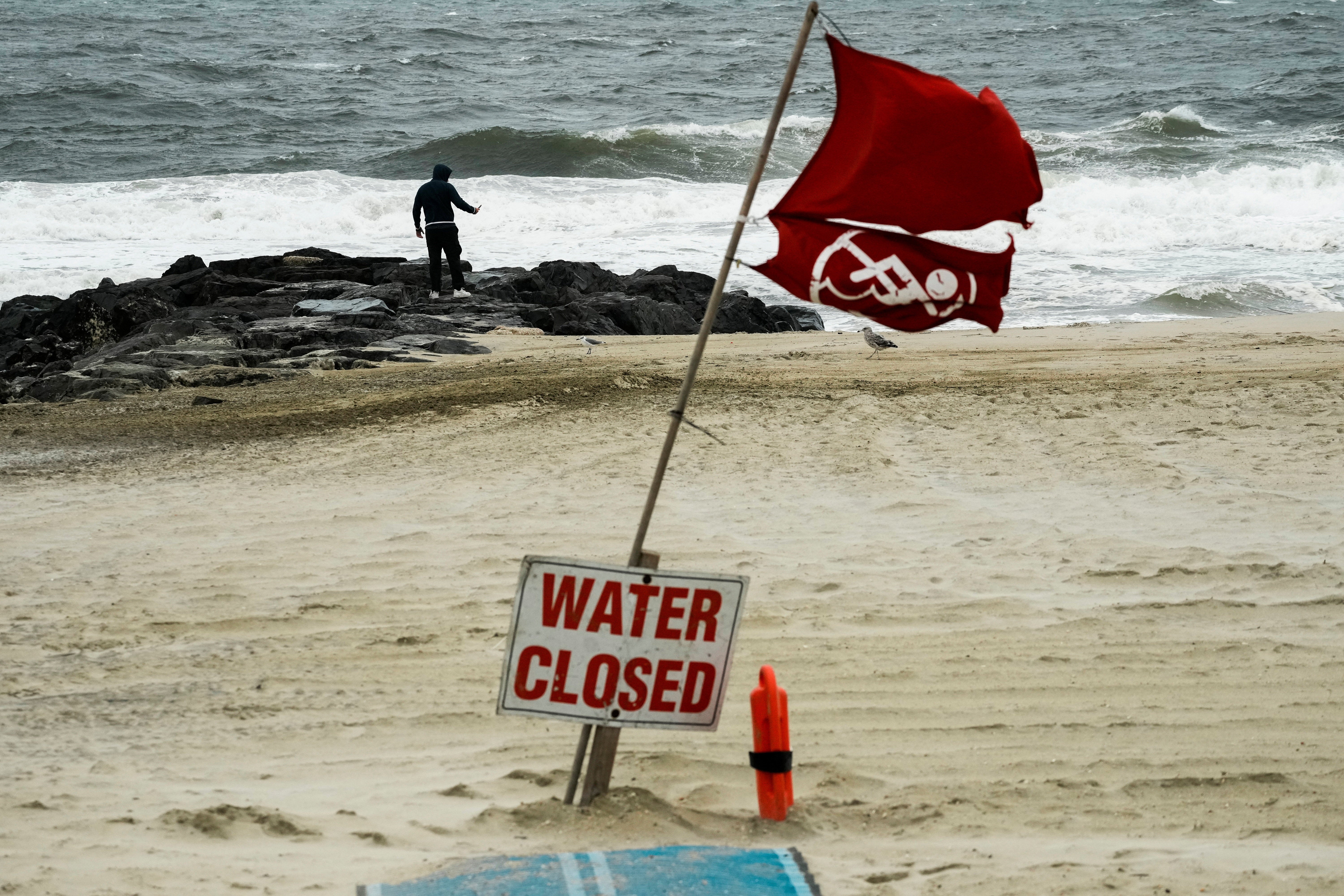 Hurricane Erin live updates: Swimming banned at New Jersey beaches due to life-threatening rip currents
