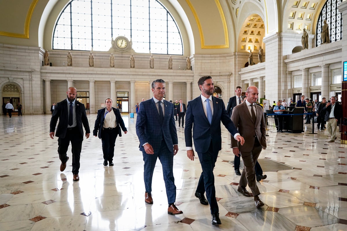 Trump promised to make DC safe. And then a reporter’s wallet was stolen at a JD Vance-Hegseth photo op