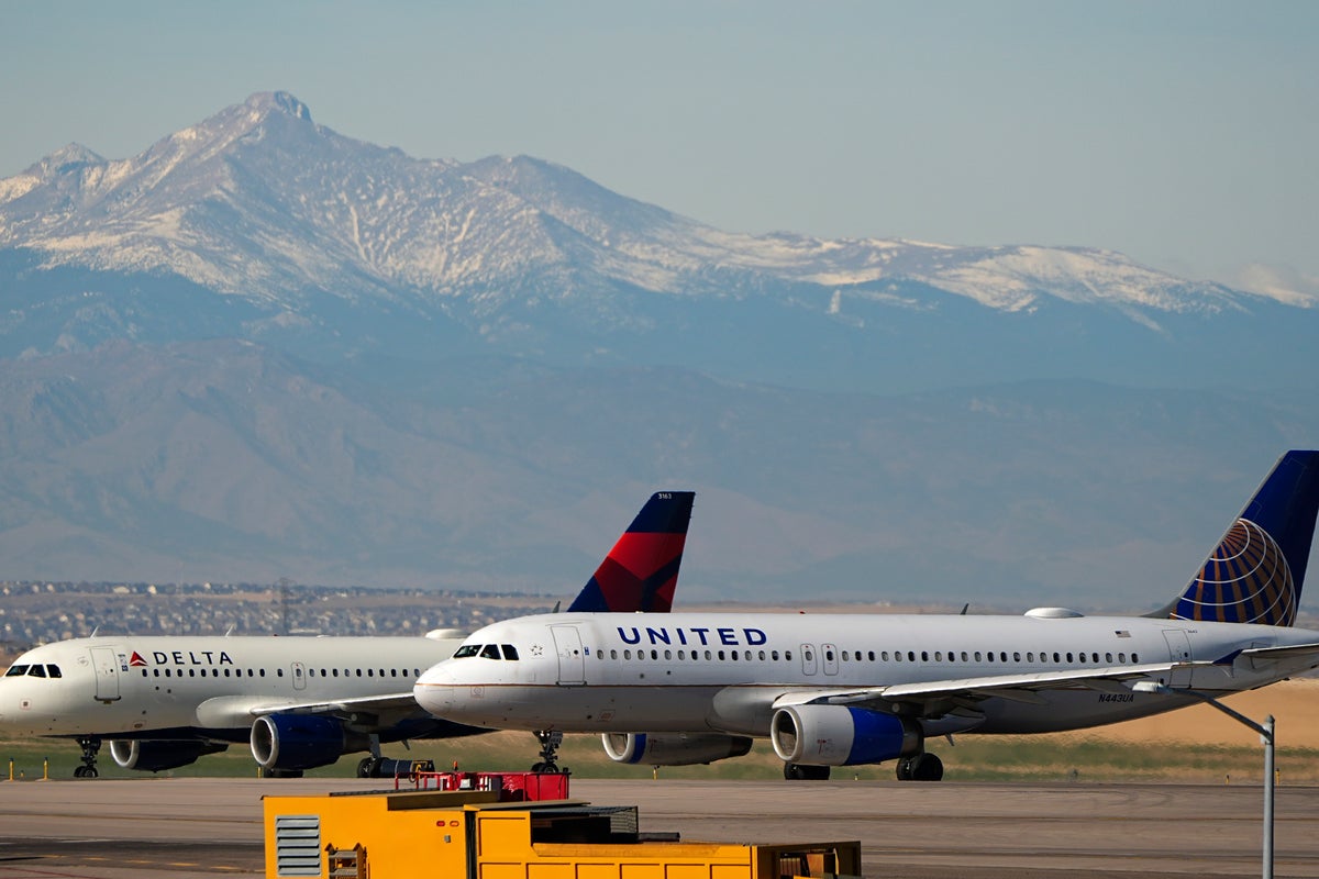 Passengers sue United and Delta for selling 'window' seats next to blank walls