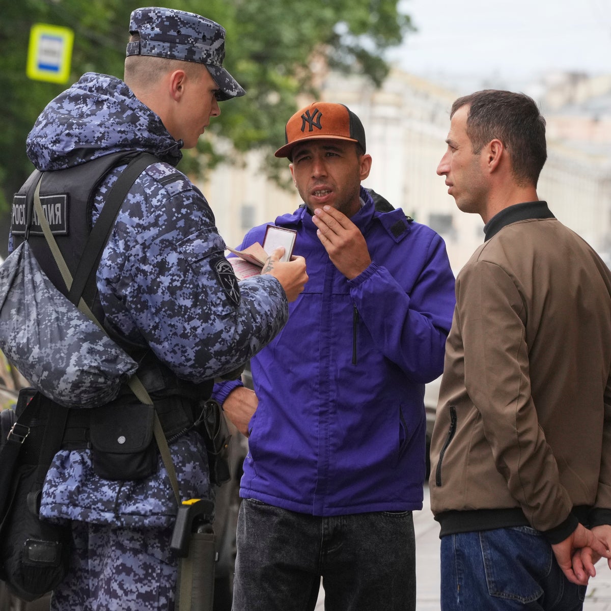 Yetuk rus ayoli yoshlarga jinsiy aloqa haqida orgatadi. Ongsiz holatda jinsiy aloqa