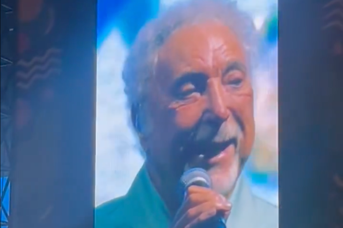 Tom Jones stops concert to deliver defiant message to politicians after song ban
