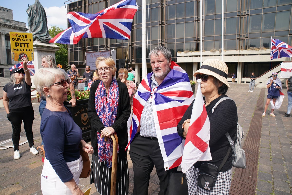 Anti-Migrant and Counter-Protests Clash in Portsmouth Amid Asylum Housing Tensions