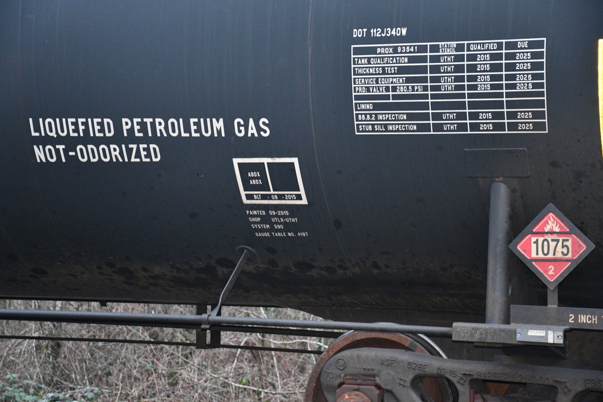 Apply safety rules to more trains carrying flammable cargo, lawmakers urge