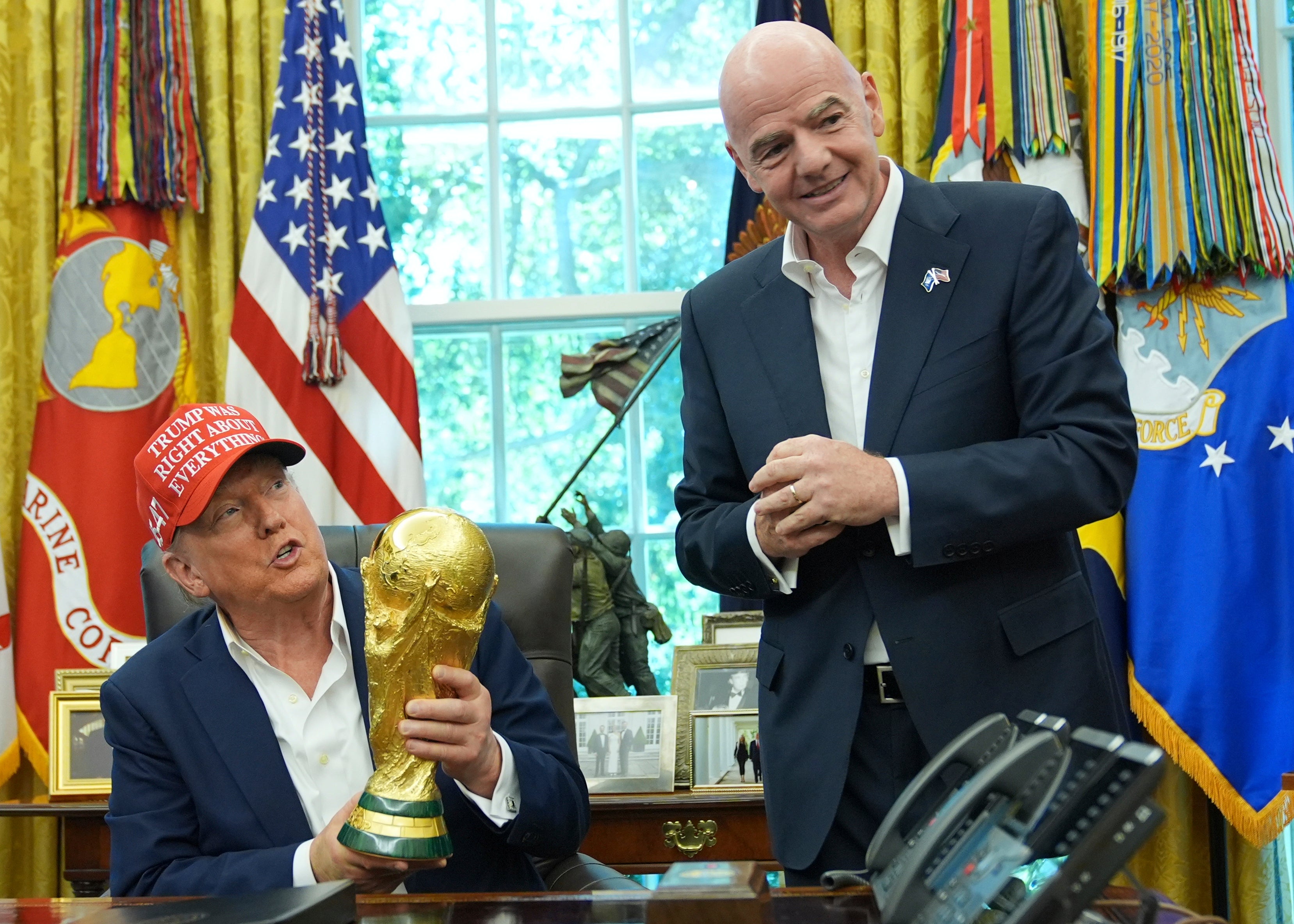 O presidente dos EUA, Donald Trump, deixa o presidente da FIFA Gianni Infantino, bem como os troféus da Copa do Mundo