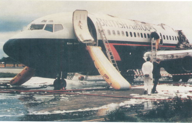 <p>Aftermath: Investigators at the stricken Boeing 737 aircraft at Manchester airport on 22 August 1985</p>