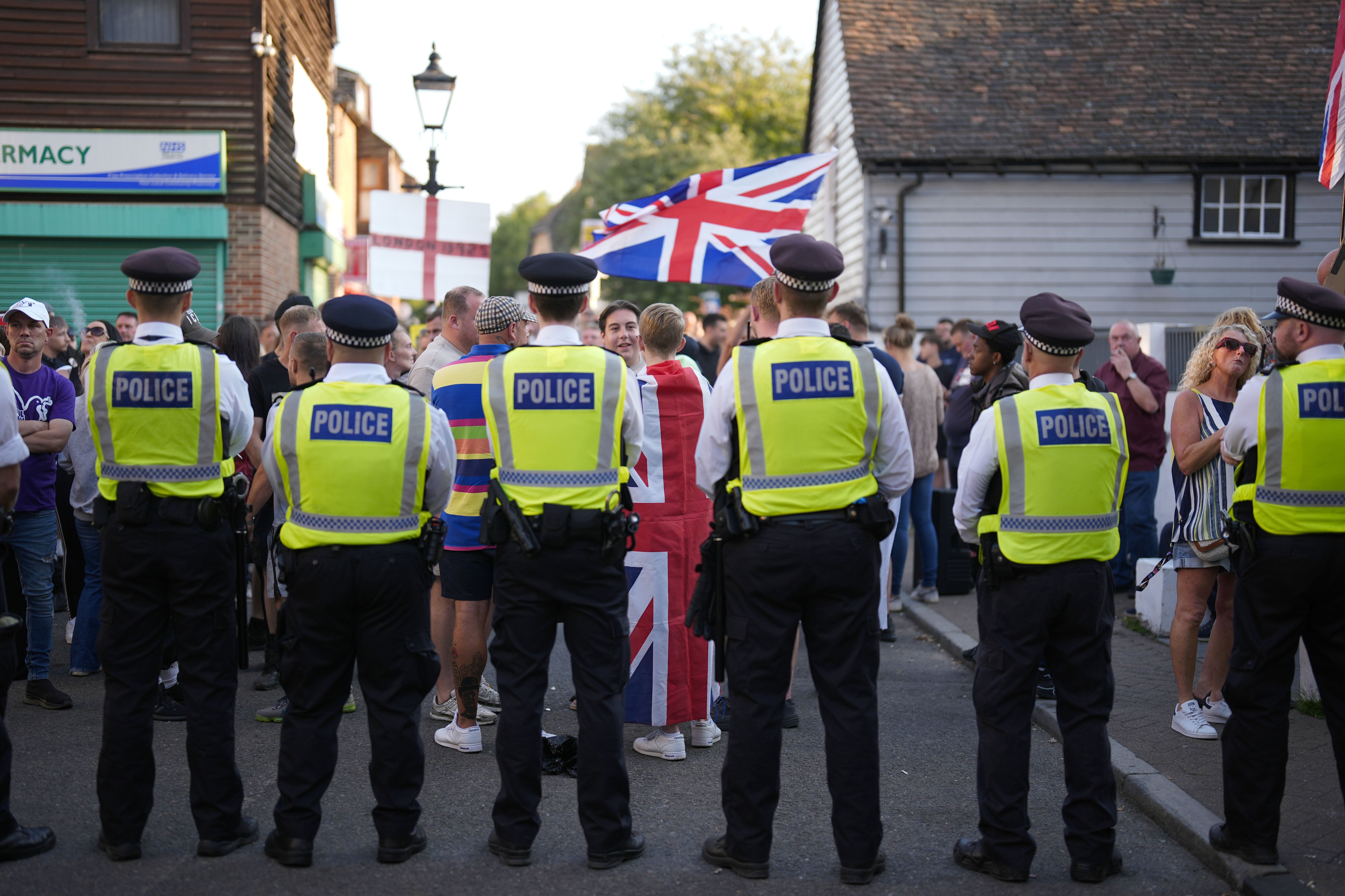 When people participated in the anti -immigrant protests near the hotel on Friday, the police protesters with the police (Jordan PETTITT/PA)